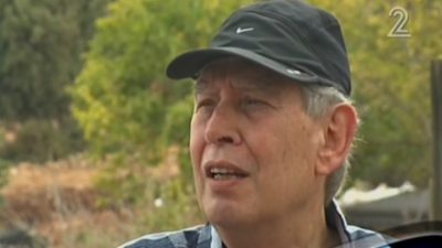 Former Mossad chief Tamir Pardo talks to reporters in Daliyat al-Karmel on August 30, 2016 (screen capture: Channel 2)